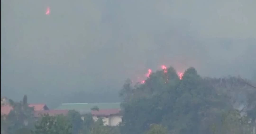 คุมไฟป่าบนเทือกเขาหลัง รร.เตรียมทหารได้แล้ว แต่ลุกลามไหม้เทือกเขาถัดไป