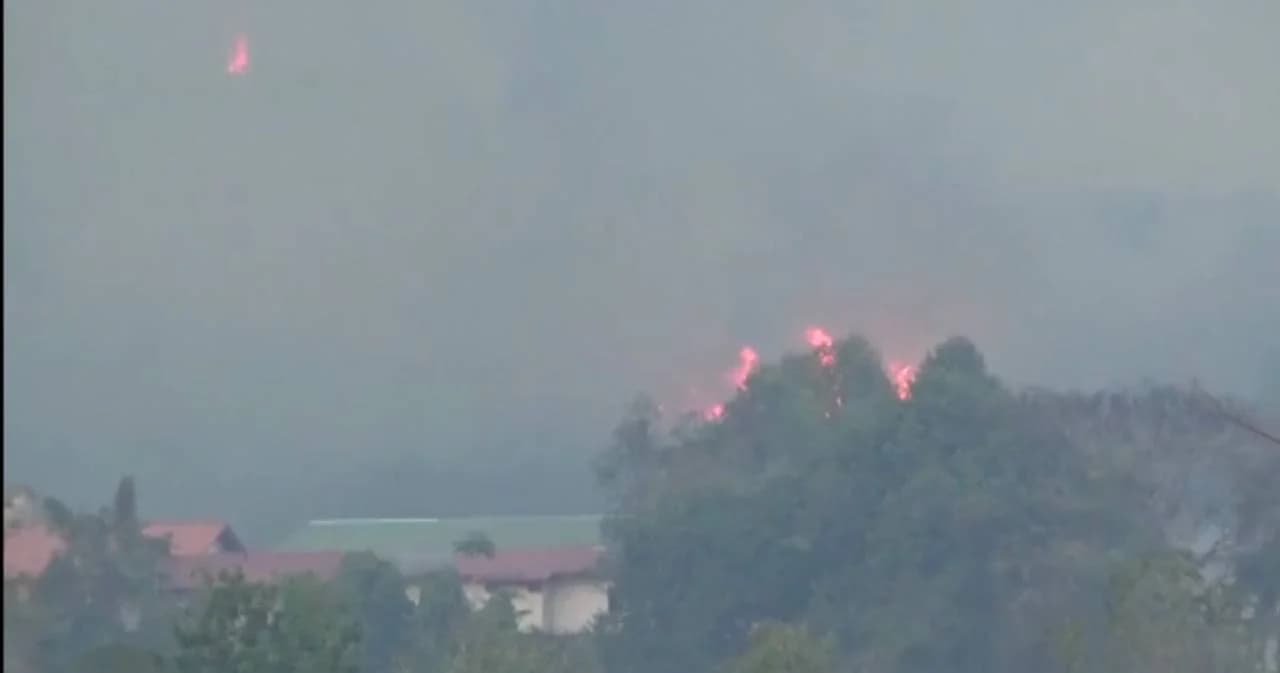 คุมไฟป่าบนเทือกเขาหลัง รร.เตรียมทหารได้แล้ว แต่ลุกลามไหม้เทือกเขาถัดไป