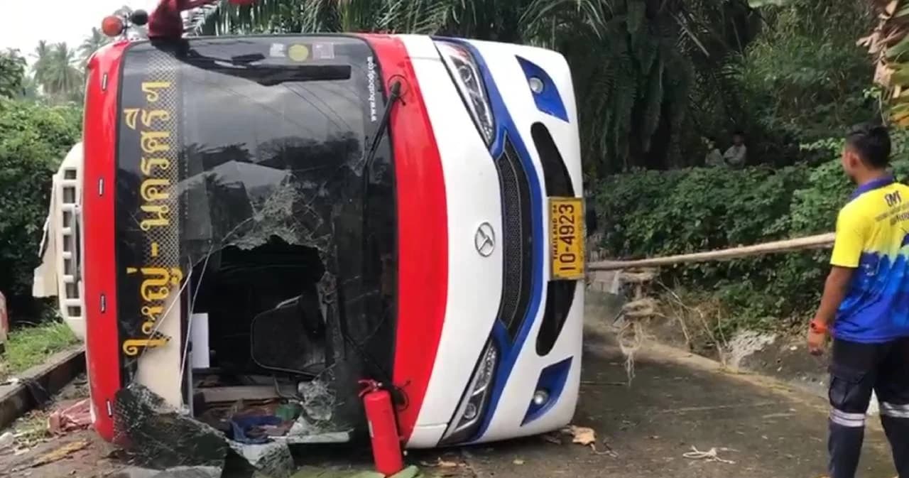 รถบัสพาเที่ยวขึ้นเขาแต่กำลังไม่พอ ไหลลงเสียหลักทับคนบนรถดับ 2 เจ็บ 18