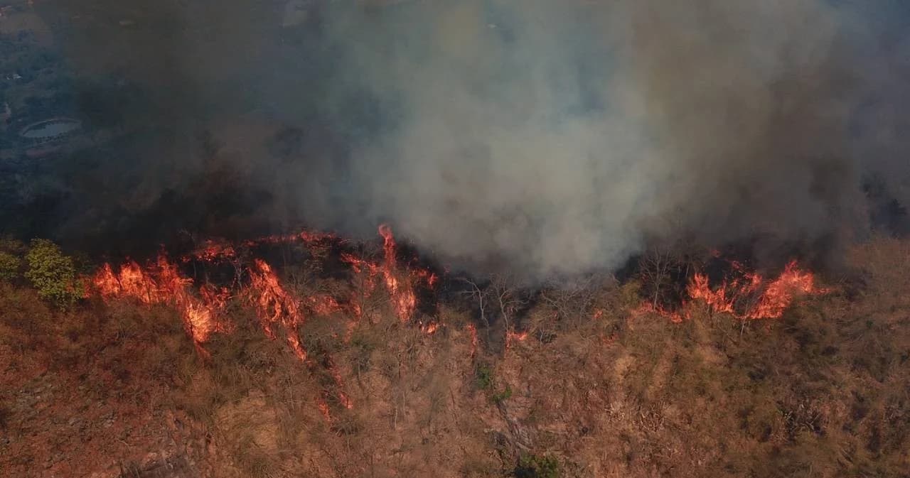 ระดมอากาศยาน-ชุดเดินเท้าเร่งดับไฟป่านครนายก หวั่นลามเขาใหญ่-เขตไม้พะยูงป่า