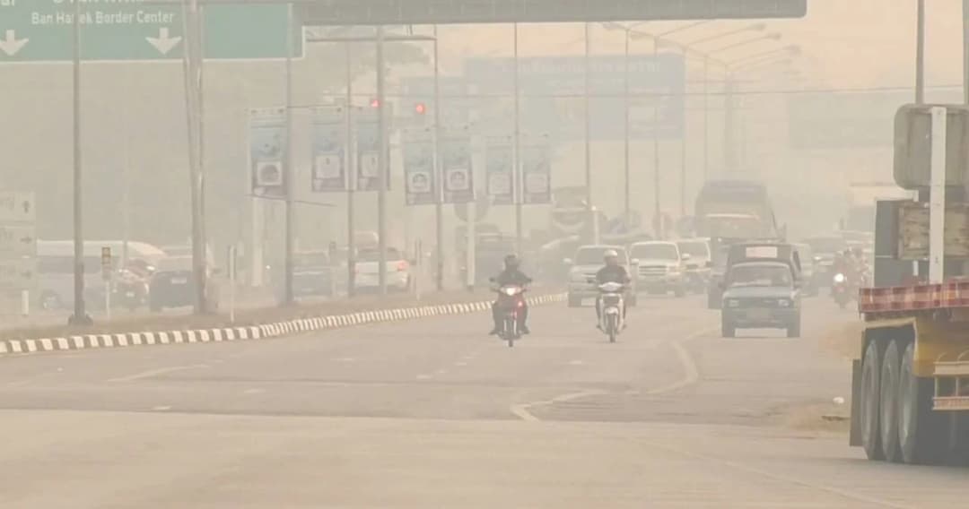 เมืองตราดเข้าขั้นวิกฤต หมอกควันปกคลุมเมือง เหตุไฟป่าเขาบรรทัด เข้าสู่วันที่ 6