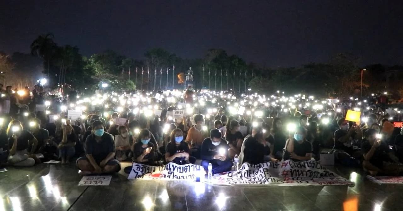 นิสิต ม.นเรศวร แต่งชุดดำ รวมตัวแสดงจุดยืนขอคืนความยุติธรรมสู่สังคม