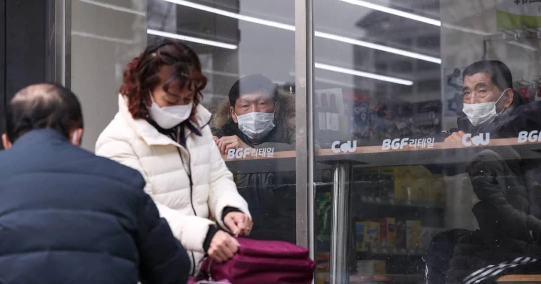 ยอดผู้ติดเชื้อโควิด-19 ในเกาหลีใต้ พุ่ง 4,812 คน ผู้นำลัทธิ “ชินชอนจิ” คุกเข่าขอโทษ