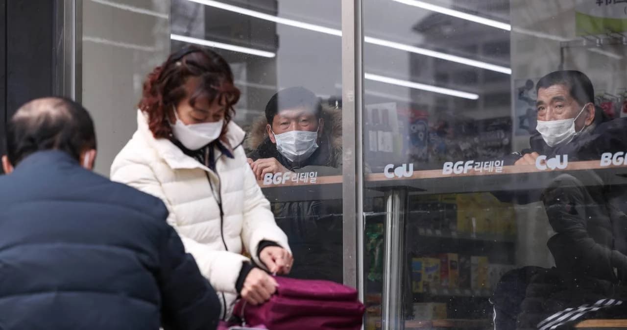 ยอดผู้ติดเชื้อโควิด-19 ในเกาหลีใต้ พุ่ง 4,812 คน ผู้นำลัทธิ “ชินชอนจิ” คุกเข่าขอโทษ