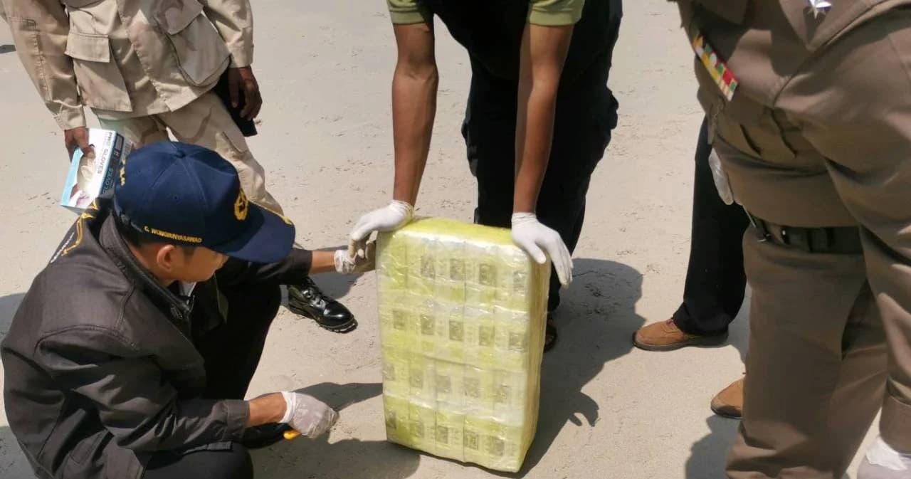 พบกระสอบไอซ์ 100 กิโลกรัม เกยชายหาดเกาะกูด เกาะหมาก จ.ตราด