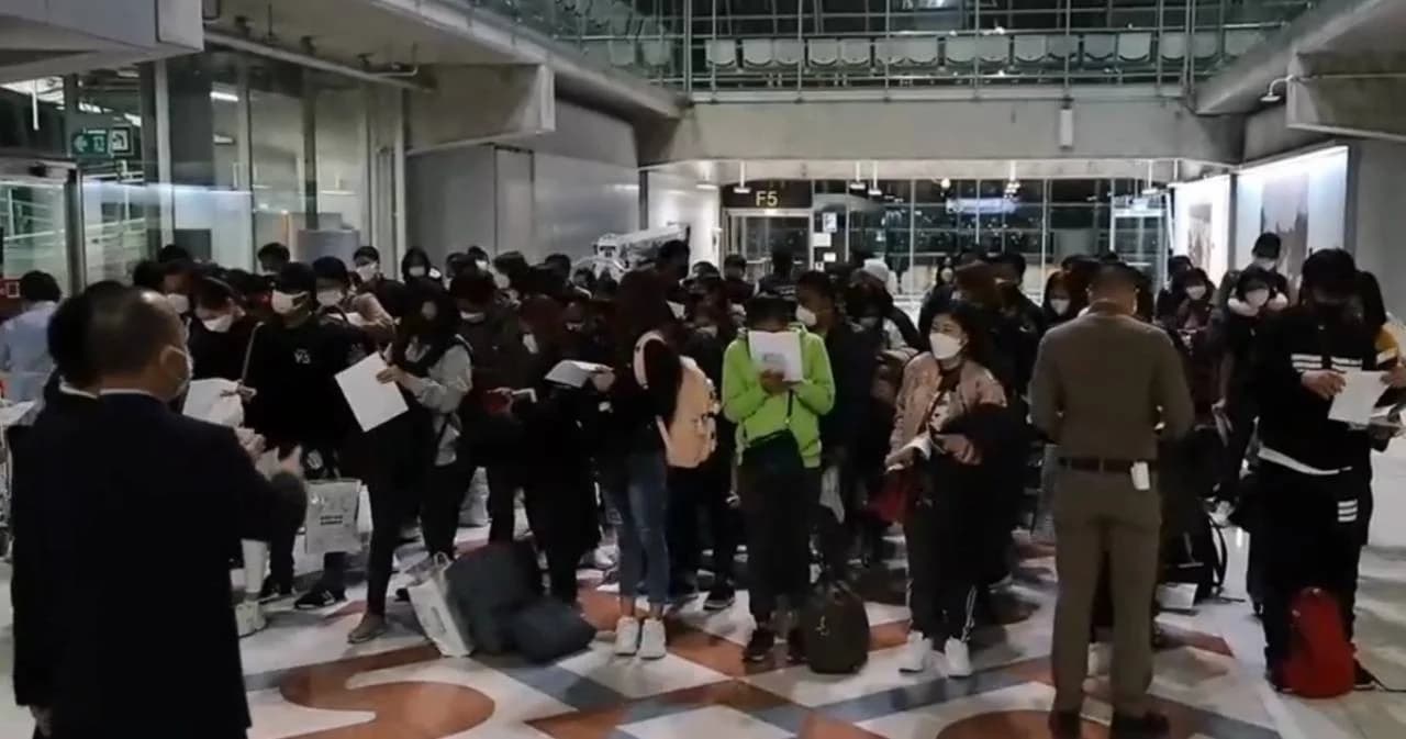 ผู้โดยสารล็อตแรกจากเกาหลีใต้ถึงไทยแล้ว มีไข้สูง 15 คน พบหนีด่านกักตัว 70-80 คน