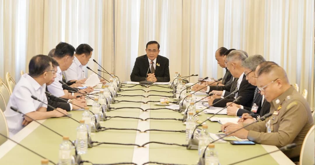 รัฐบาลเปลี่ยนแผนเลิกศูนย์กักตัวโควิด-19 ให้กลับไปกักที่บ้าน ส่งคนตามเช็ก