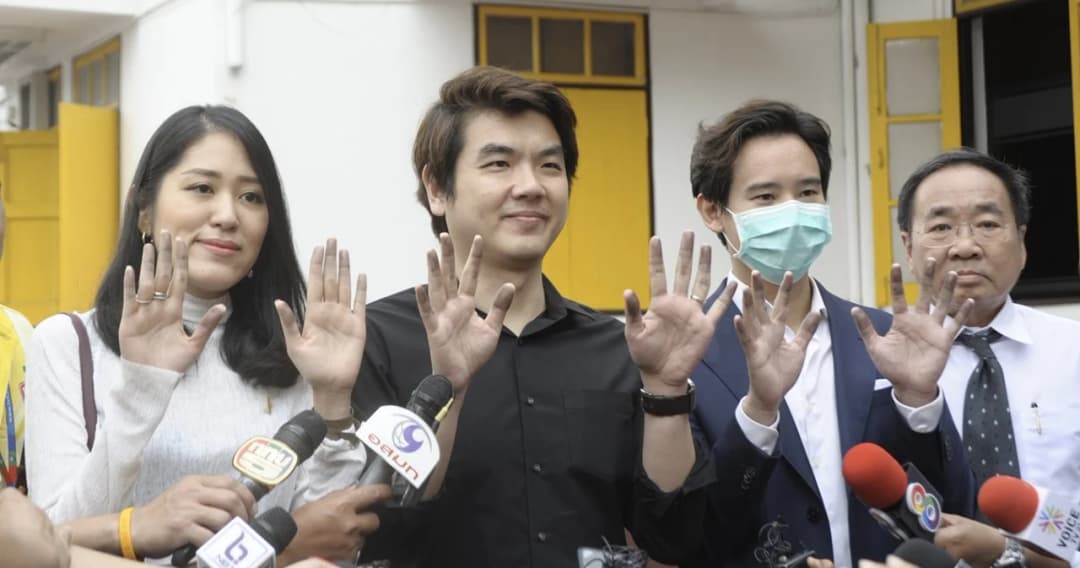 ปิยบุตร-พรรณิการ์-พิธา ไม่รับ 5 ข้อหาชุมนุมสกายวอล์ก ชี้สิทธิเสรีภาพแสดงออก