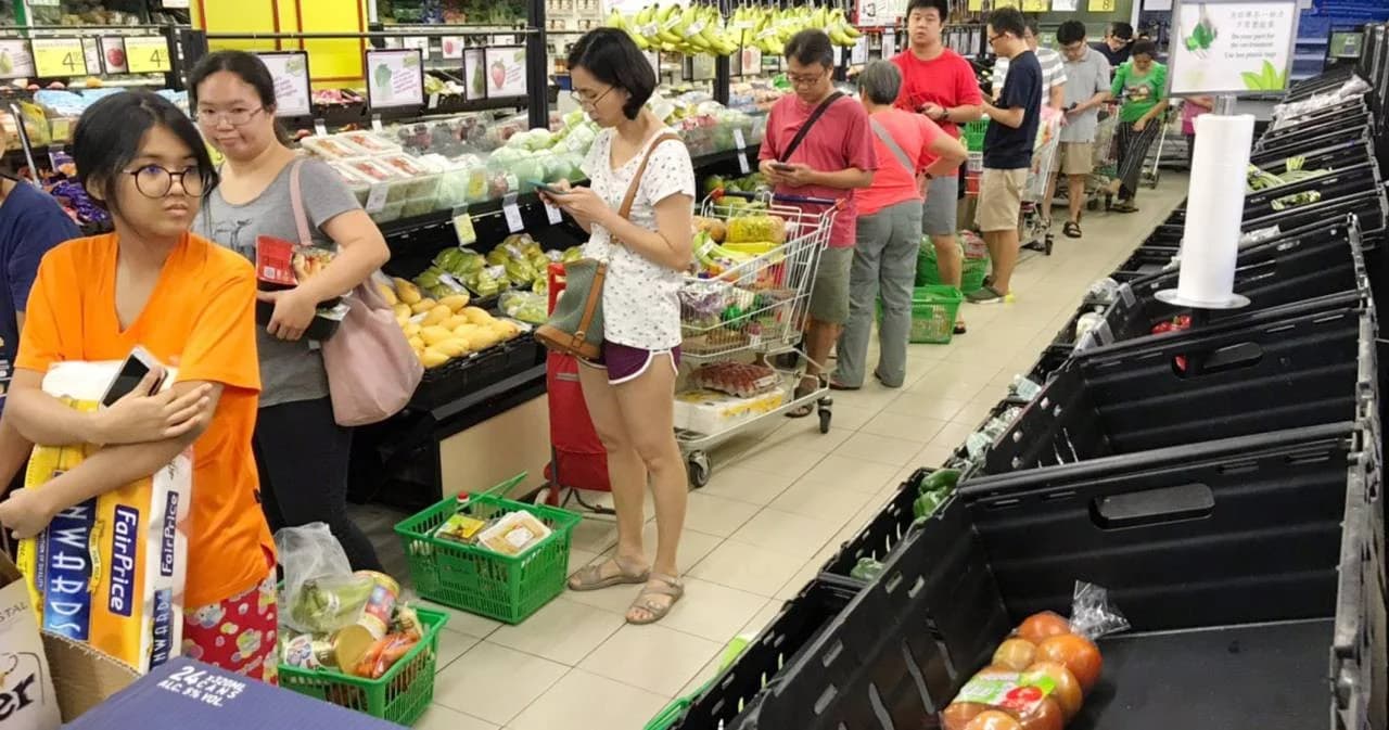 ชาวสิงคโปร์แห่กักตุนสินค้าหลังมาเลเซียประกาศปิดประเทศ