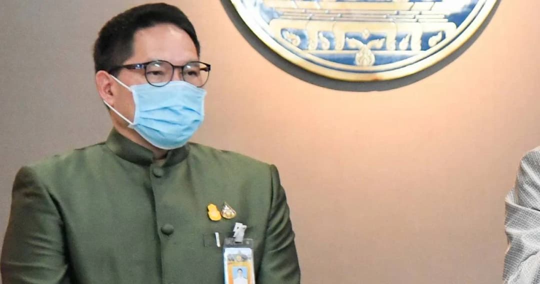 “อุตตม” แจงไม่ได้นั่งรถคันเดียวกับ ตร.ติดโควิด-19 ยันกักตัวทำงานจากบ้าน