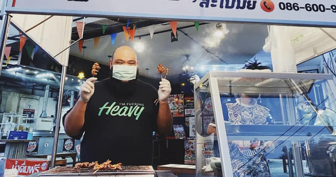 พิษโควิด-19 ทำชีวิตพลิก “กอล์ฟ ฟักกลิ้งฮีโร่” งานหด ผันตัวขายหมูปิ้ง