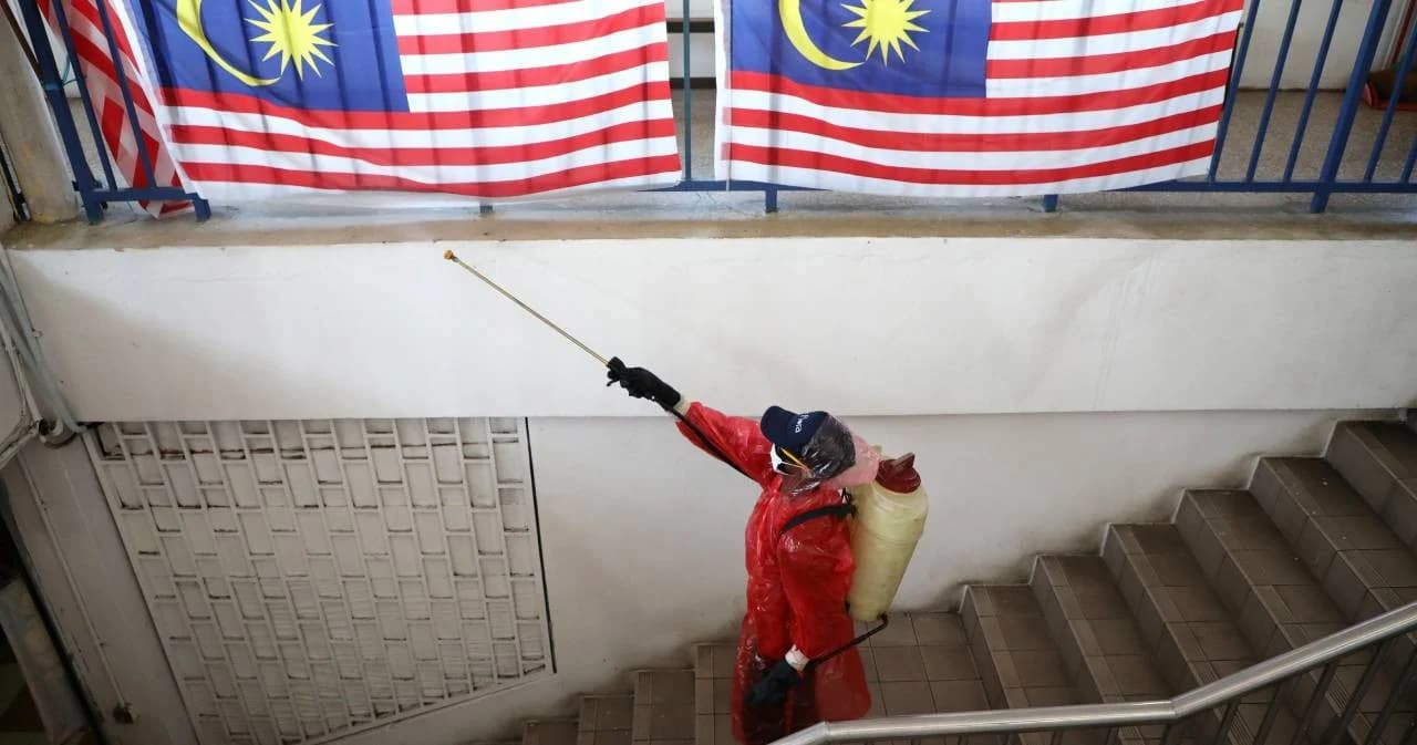 กษัตริย์-ราชินีแห่งมาเลเซียทรงกักโรค 14 วัน หลังจนท.วังหลายรายติดโควิด-19