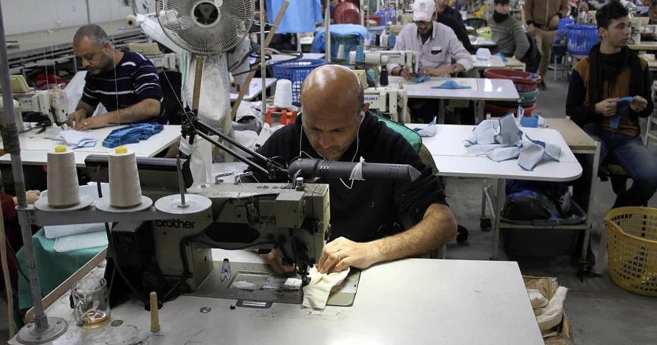 โรงงานในฉนวนกาซา เย็บหน้ากากอนามัยส่งตลาดในอิสราเอล