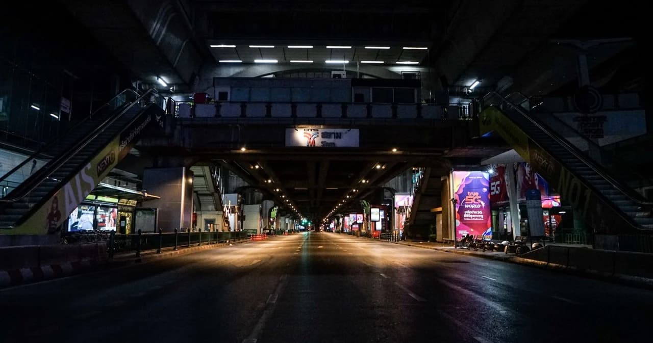 ประมวลภาพ “เคอร์ฟิว” วันแรก กทม.เงียบสงัด