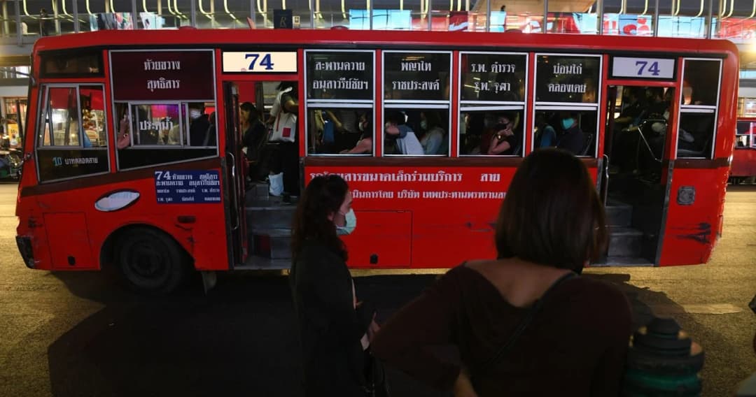 รถยิ่งน้อย คนยิ่งแน่น ยิ่งเสี่ยงโรค กลุ่มเมล์เดย์เสนอ 3 ข้อ ให้ Social Distancing บนรถเมล์ทำได้จริง