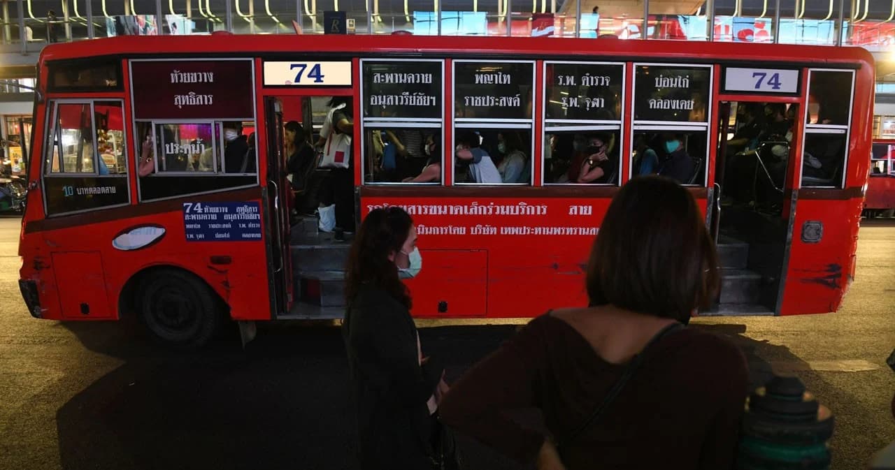 รถยิ่งน้อย คนยิ่งแน่น ยิ่งเสี่ยงโรค กลุ่มเมล์เดย์เสนอ 3 ข้อ ให้ Social Distancing บนรถเมล์ทำได้จริง