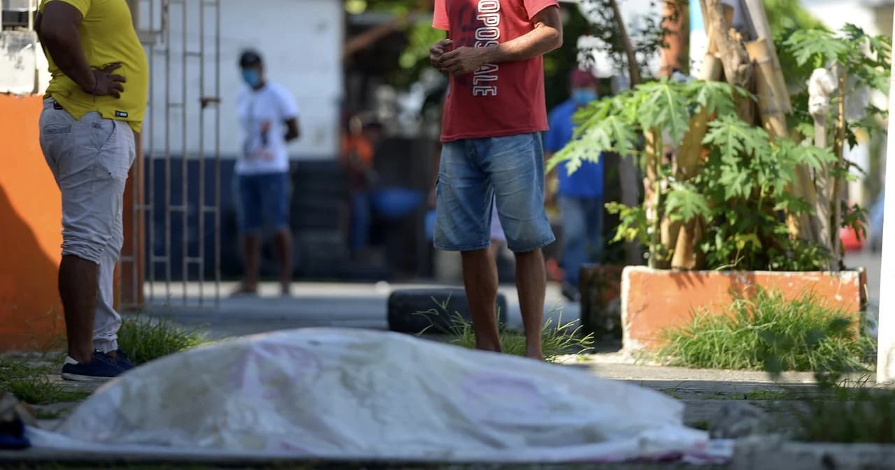 ภาพสลดใจ “เอกวาดอร์” ทิ้งศพโควิด-19 เกลื่อนเมือง เจ้าหน้าที่ตามเก็บได้กว่า 150 ศพ