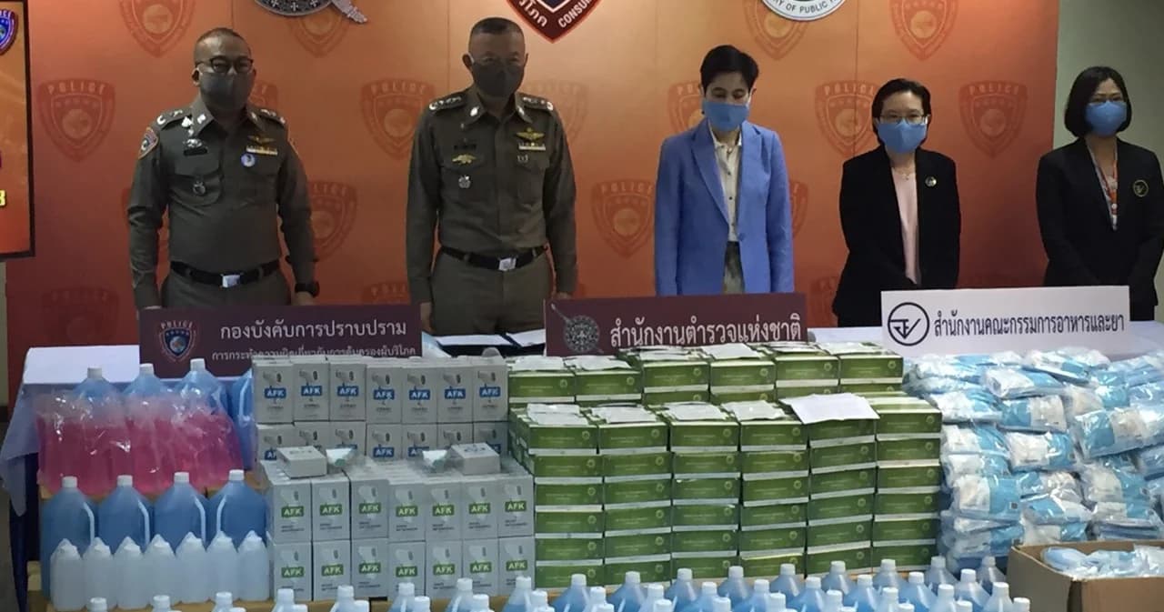 ทลายแหล่งกักตุน 50 ล้าน อย.-ตำรวจปคบ. ยึดหน้ากากอนามัย-อุปกรณ์สู้โควิด