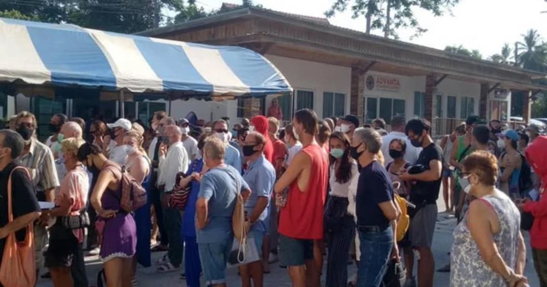 ชาวบ้านร้องต่างชาติเข้าแถวต่อวีซ่า ตม.พัทยา ไร้จัดระเบียบ กลัวโควิด-19 แพร่กระจาย