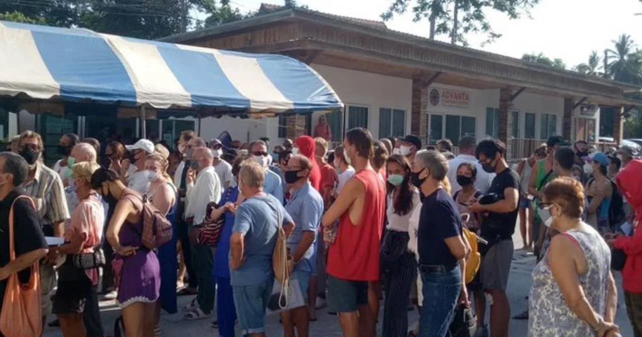 ชาวบ้านร้องต่างชาติเข้าแถวต่อวีซ่า ตม.พัทยา ไร้จัดระเบียบ กลัวโควิด-19 แพร่กระจาย