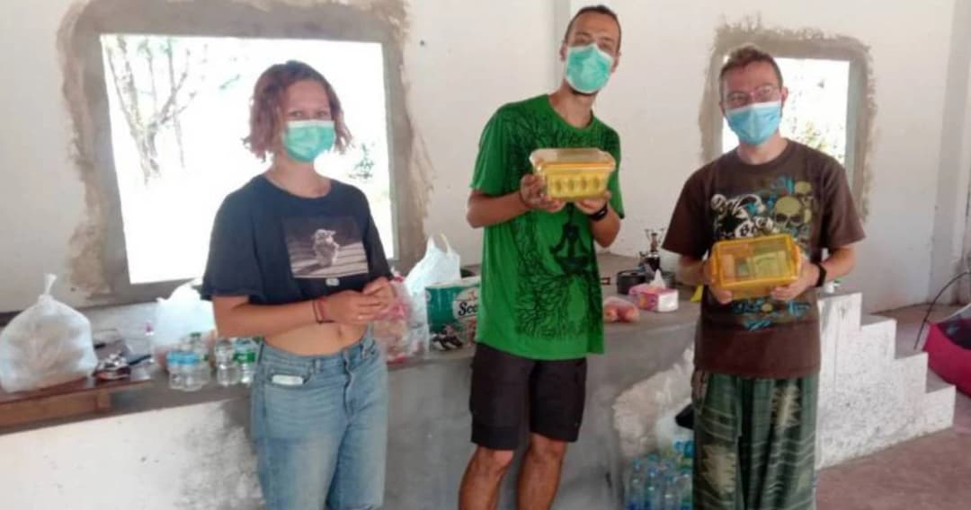 พระ-ชาวบ้านในวัดไม้ขาว จ.ภูเก็ต ช่วยเหลือนักท่องเที่ยวรัสเซียที่ตกค้าง