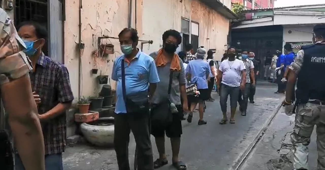 ฝ่ายปกครองบุกทลายบ่อนในจ.นนทบุรี รวบ 107 นักพนัน เชื่อมีบางคนได้เงินแจกจากรัฐ 5 พันมาเล่น