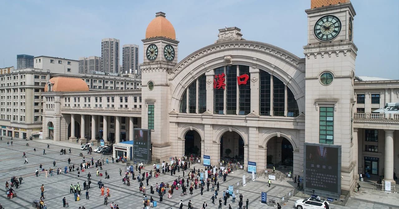 เปิดอู่ฮั่นวันเเรก ยอดใช้ขนส่งสาธารณะทะลุ 6.2 เเสนคน