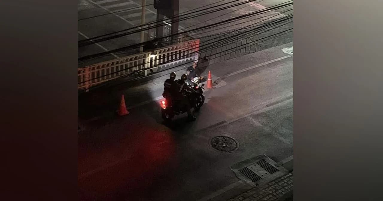 ภาพสะเทือนใจชายตกงานไม่มีบ้าน ยกมือกราบตำรวจขอนอนข้างถนน