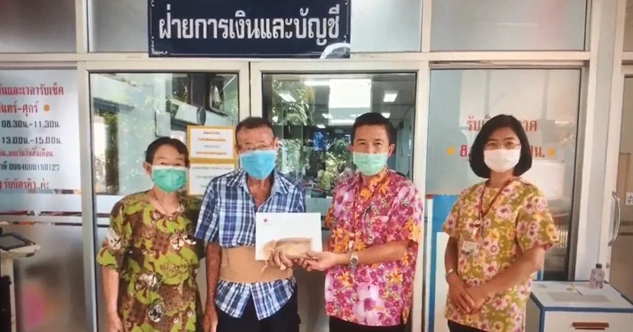 ตา-ยายหอบเงินสดนับล้านบริจาคให้ 2 รพ. ในชลบุรี สู้โควิด-19