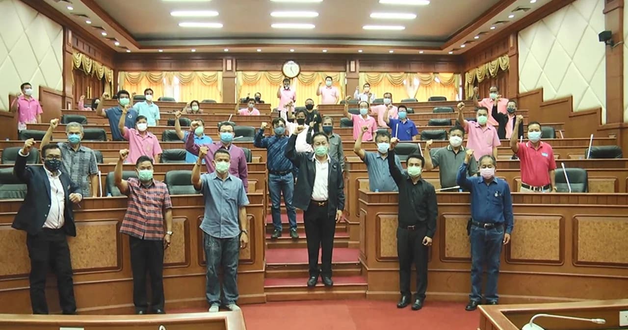 อปท.สกลนครพร้อมใจยกมือสละเงินเดือน ตั้งกองทุนสู้โควิด-19