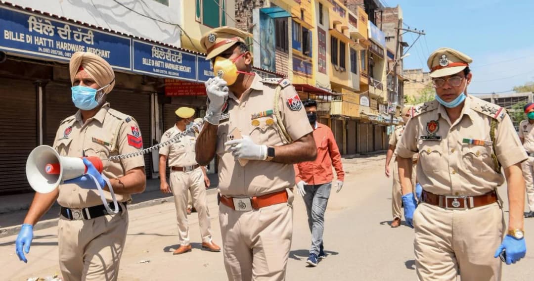 กลุ่มหัวรุนแรงในรัฐปัญจาบต่อต้านคำสั่งปิดเมืองฟันตำรวจมือขาด