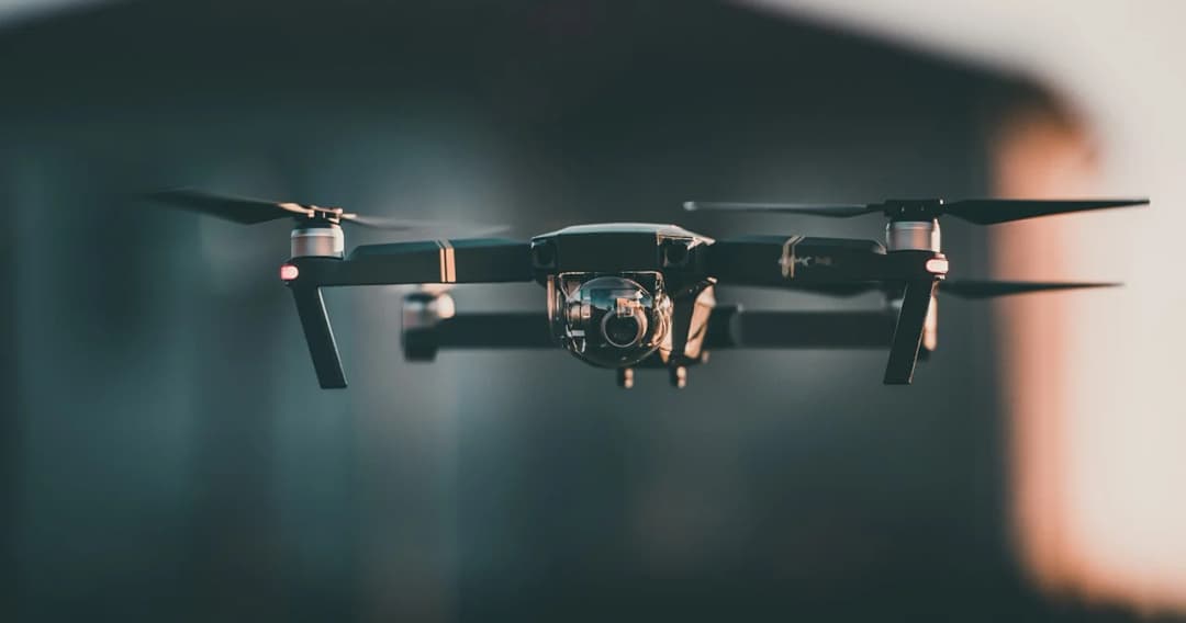 ตำรวจป่าตองใช้โดรนบินตรวจพื้นที่คุมเข้มป้องกันไม่ให้ฝ่าฝืน พ.ร.ก.ฉุกเฉิน