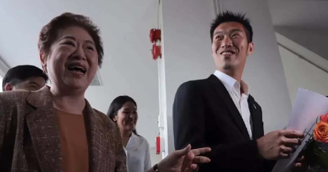 แม่ธนาธร ลุยแจกเงินชาวชุมชนวัดหนามแดง บ้านละ 2 พันบาท