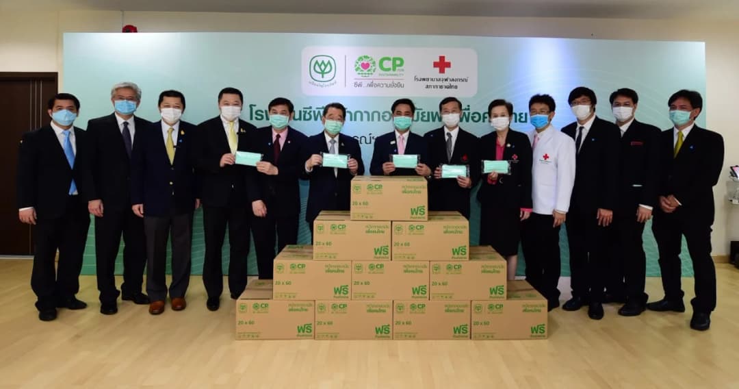 หน้ากากอนามัยซีพีถึงมือหมอ โรงงานผลิตได้ 24 ชม. ตั้งเป้าผลิตแจกฟรี 1 แสนชิ้นต่อวัน