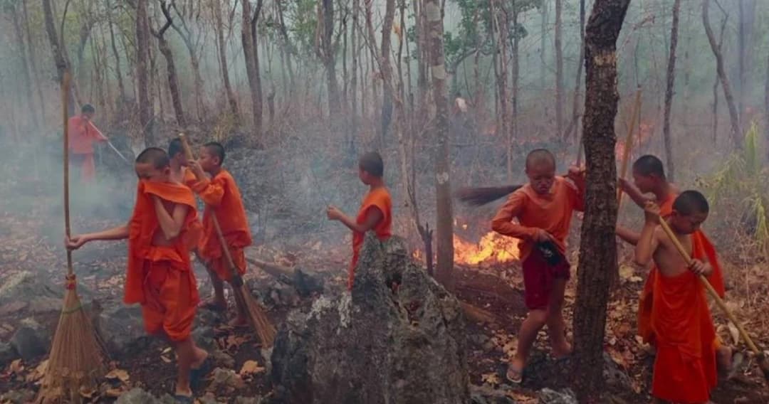 ไฟป่าลามขึ้นวัดดังลำพูน เดือดร้อนพระเณรหิ้วอุปกรณ์ช่วยกันดับไฟ ล่าสุดดับได้แล้ว