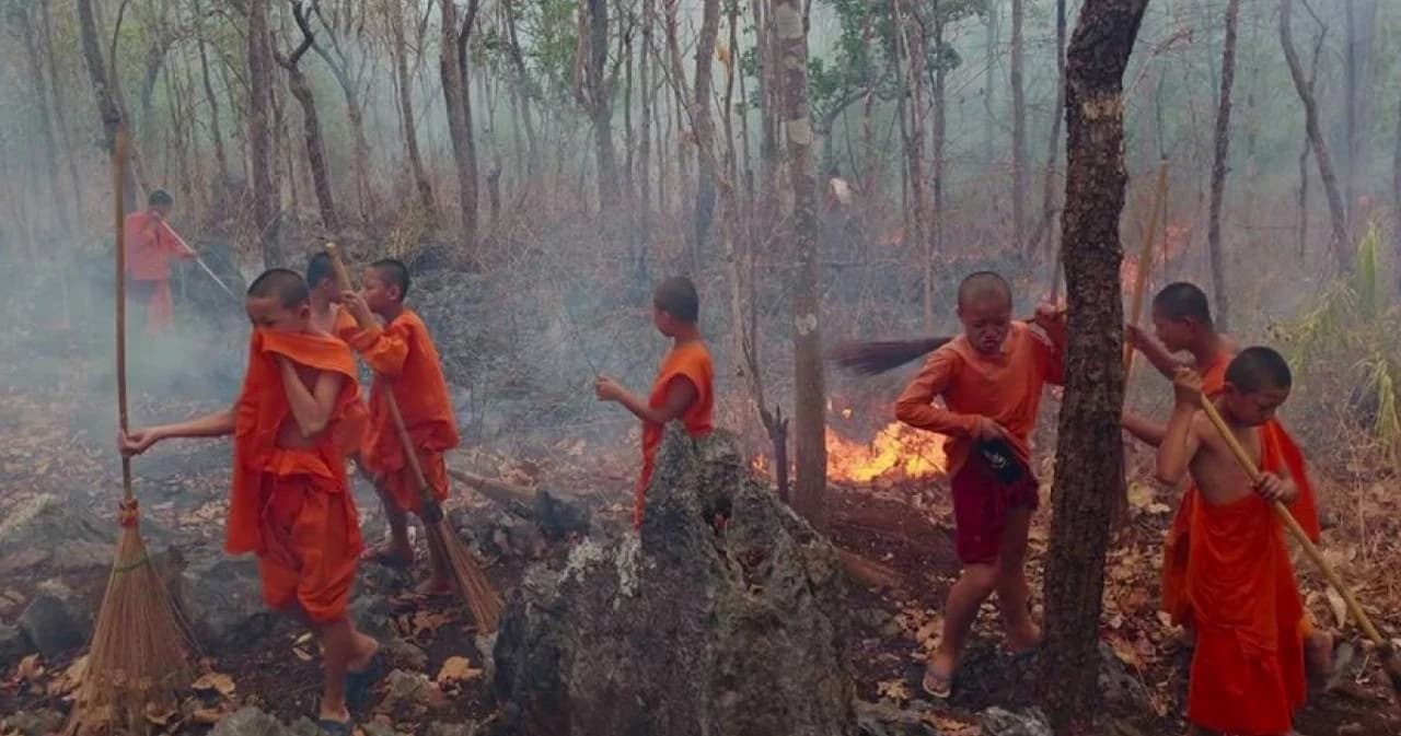 ไฟป่าลามขึ้นวัดดังลำพูน เดือดร้อนพระเณรหิ้วอุปกรณ์ช่วยกันดับไฟ ล่าสุดดับได้แล้ว