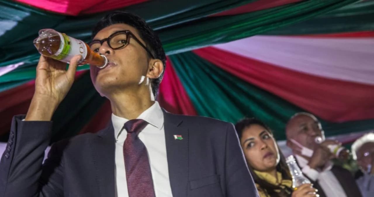 ประธานาธิบดีมาดากัสการ์อ้าง ชาสมุนไพรพื้นเมืองรักษาโควิด-19 ได้