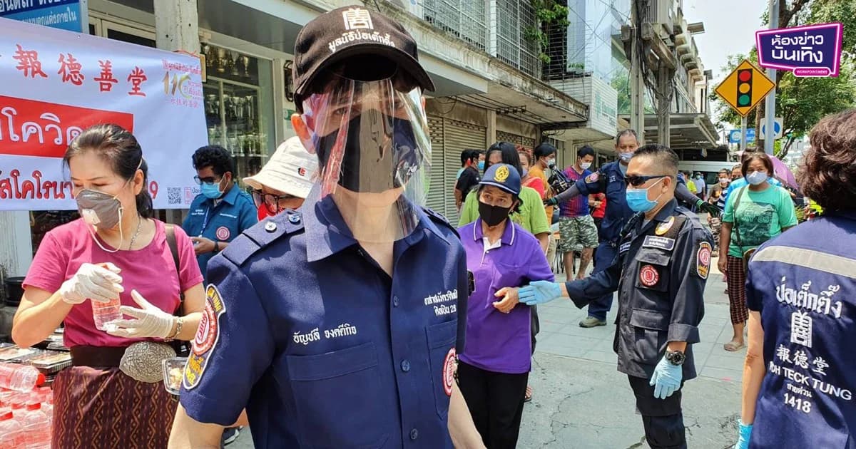 “ปุ๊ อัญชลี” ร่วมมูลนิธิป่อเต็กตึ๊ง แจกอาหาร-เครื่องดื่ม-หน้ากากอนามัย ย่านเหม่งจ๋าย