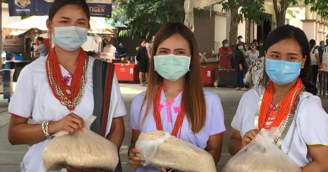 น้ำใจกลุ่มชาติพันธุ์ ขนเสบียงมาบริจาคคนเมืองเชียงใหม่ได้รับผลกระทบโควิด-19