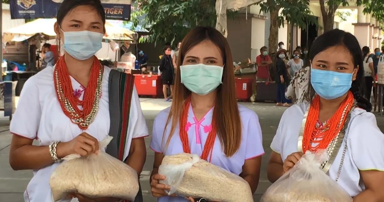 น้ำใจกลุ่มชาติพันธุ์ ขนเสบียงมาบริจาคคนเมืองเชียงใหม่ได้รับผลกระทบโควิด-19