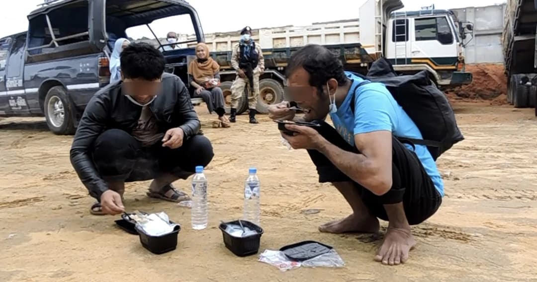 แรงงานหนีกลับจากมาเลย์ผ่านช่องทางธรรมชาติต่อเนื่อง เผยถูกเลิกจ้างไร้เงิน