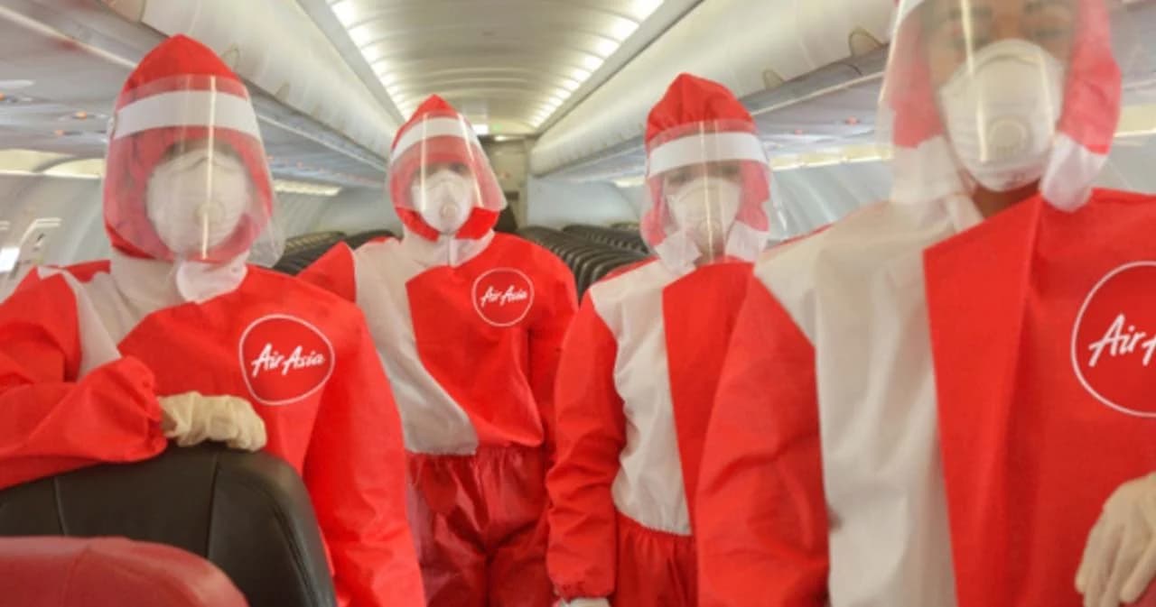 “เท่และปลอดภัย” แอร์เอเชียอวดยูนิฟอร์มใหม่ป้องกันโควิด-19