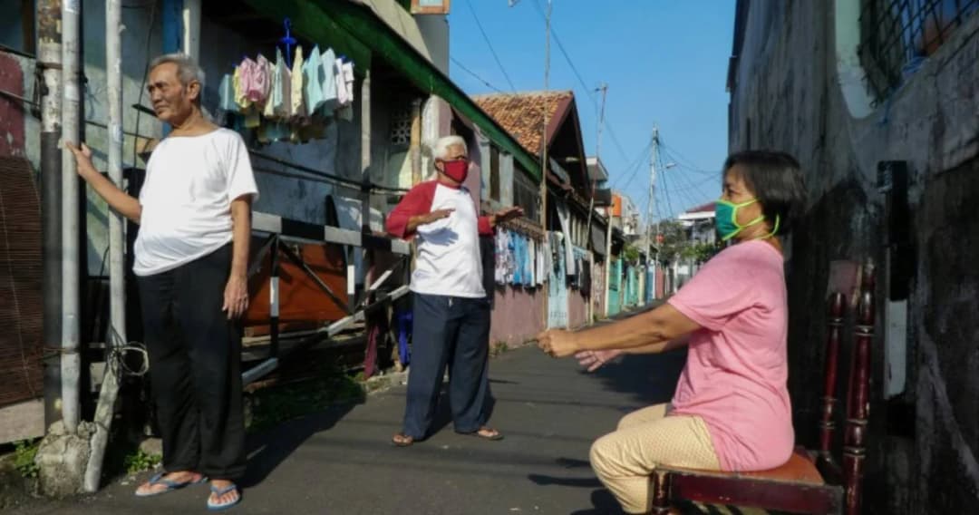 ชาวอินโดนีเซียอาบแดดกันมากขึ้นหลังเชื่อว่าความร้อนจะช่วยป้องกันไวรัส