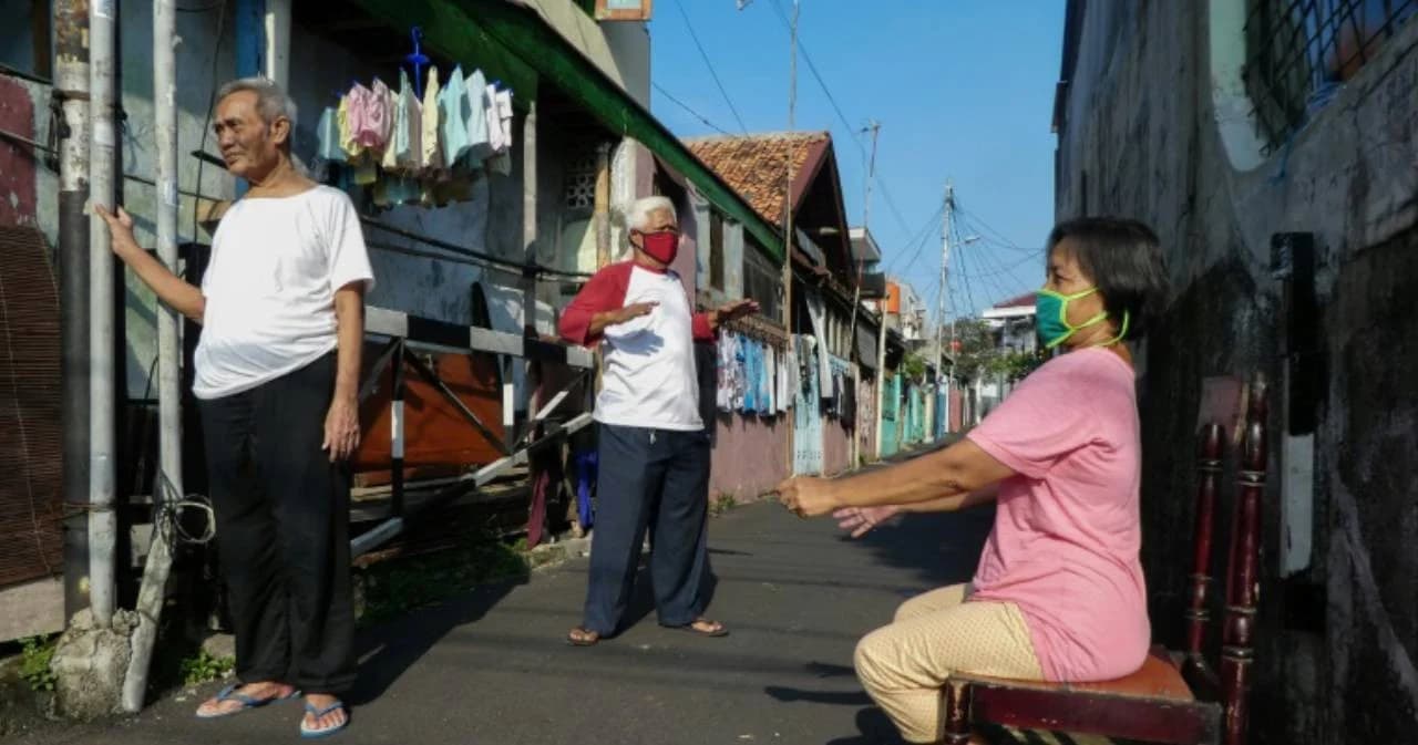 ชาวอินโดนีเซียอาบแดดกันมากขึ้นหลังเชื่อว่าความร้อนจะช่วยป้องกันไวรัส