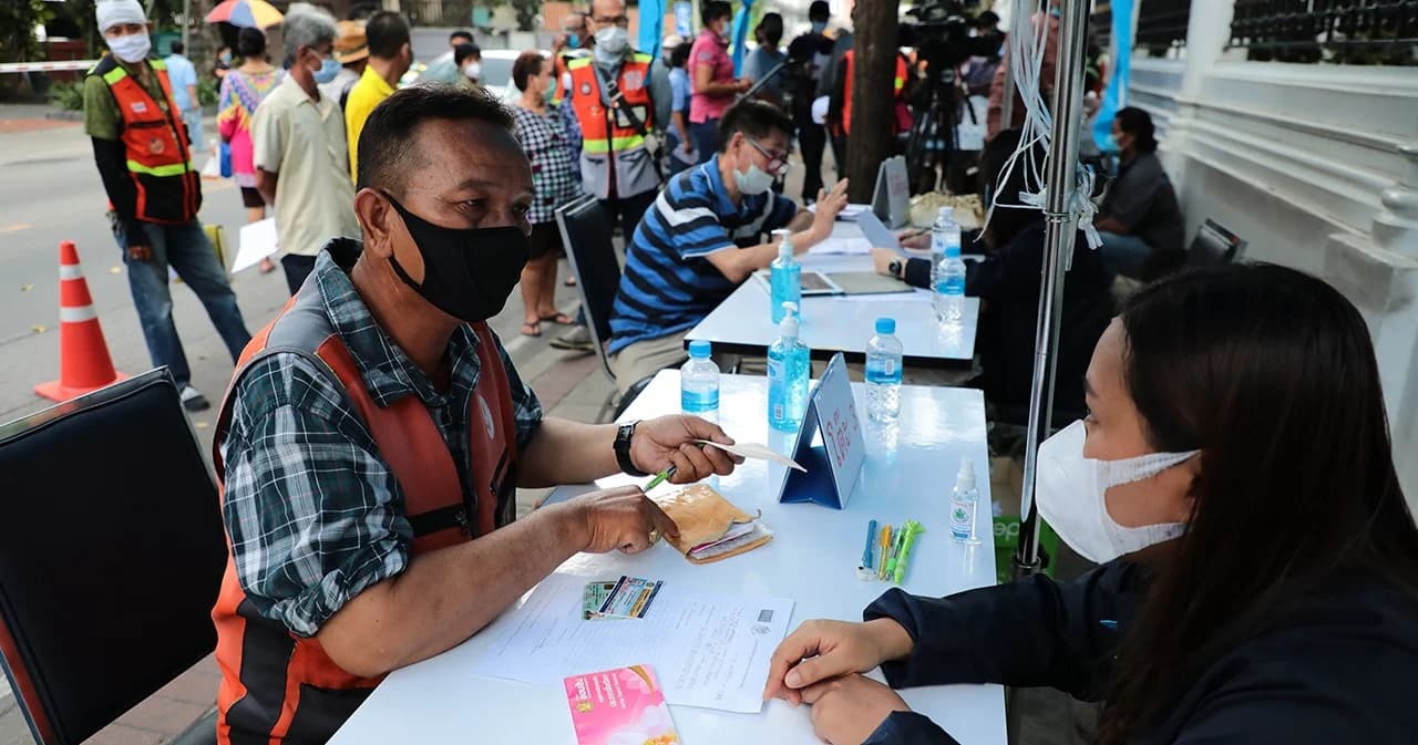 คลังตั้งโต๊ะแจก 400 บัตรคิว รับร้องเรียนตกหล่นเยียวยา 5 พัน