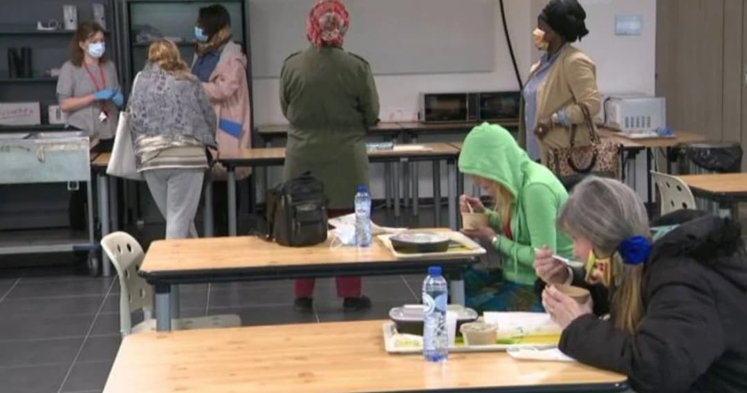 รัฐสภายุโรปเปิดอาคารที่ทำการบางส่วน ให้หญิงไร้บ้านพักช่วงล็อกดาวน์