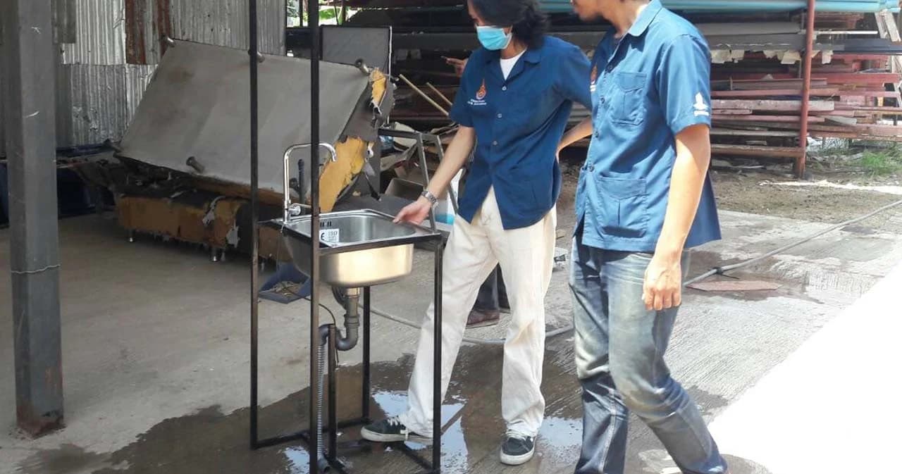 เทคนิคพังงา-อุเทนถวายจับมือผลิตอ่างล้างมือเท้าเหยียบให้ตลาดลดเสี่ยงโควิด-19