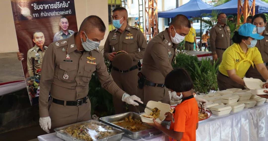 ผบ.ตร. ผุดโครงการ “รับอาหารฟรีครับ” สั่งตำรวจทั่วประเทศแจกอาหารปชช.