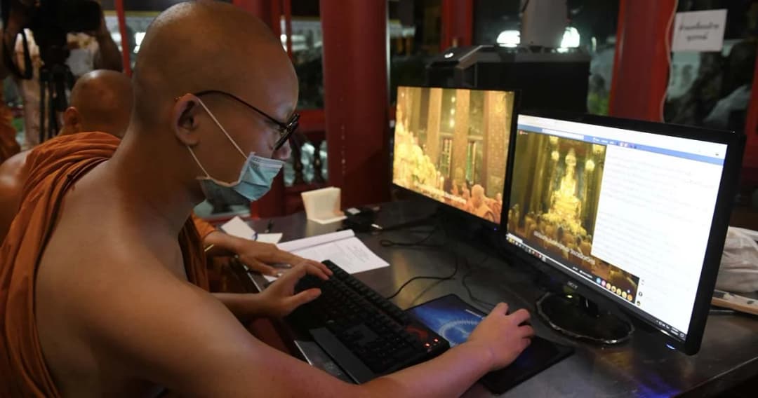 พระสงฆ์วัดบวรฯ คุมไลฟ์สดสวดมนต์ ฟังธรรมโต้รุ่งวันวิสาขบูชา