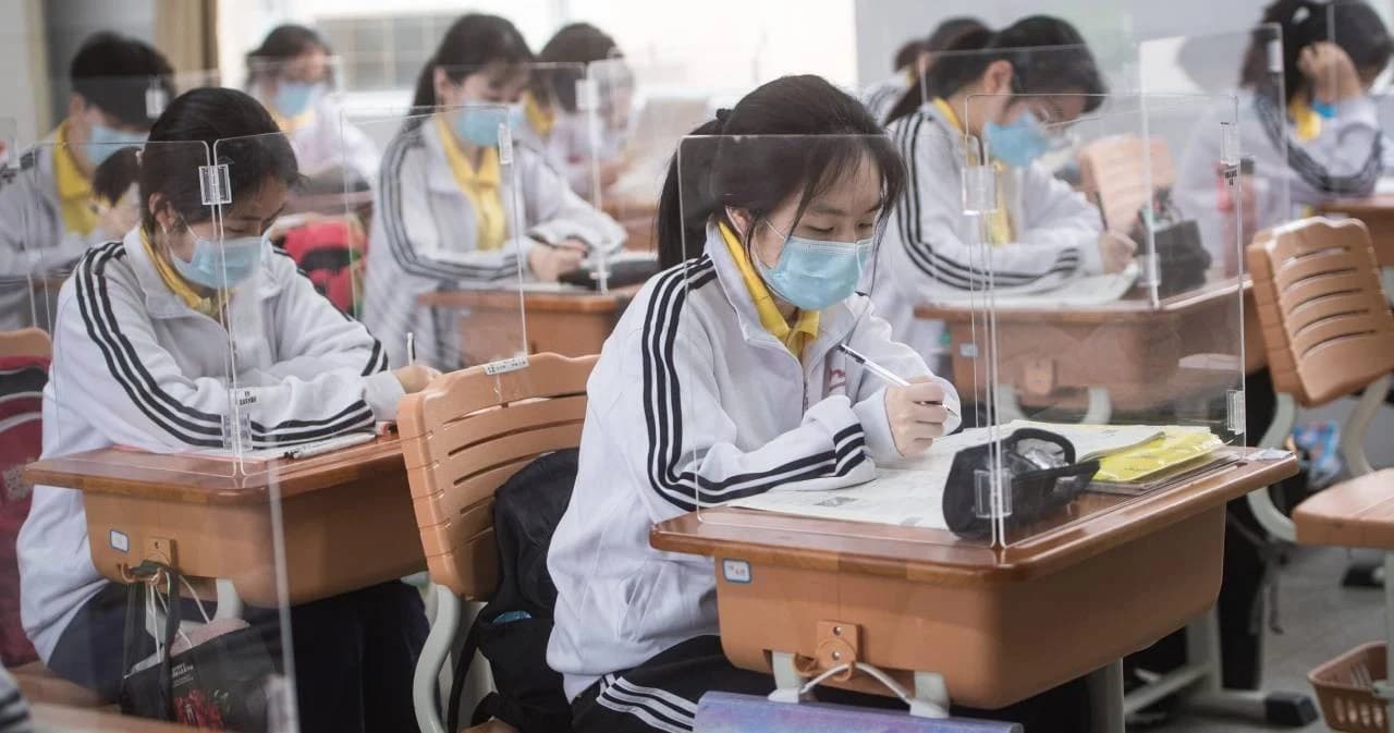 “แผ่นพลาสติกใสกั้นรอบโต๊ะ” อุปกรณ์ใหม่กันโควิด-19 ในชั้นเรียนอู่ฮั่น